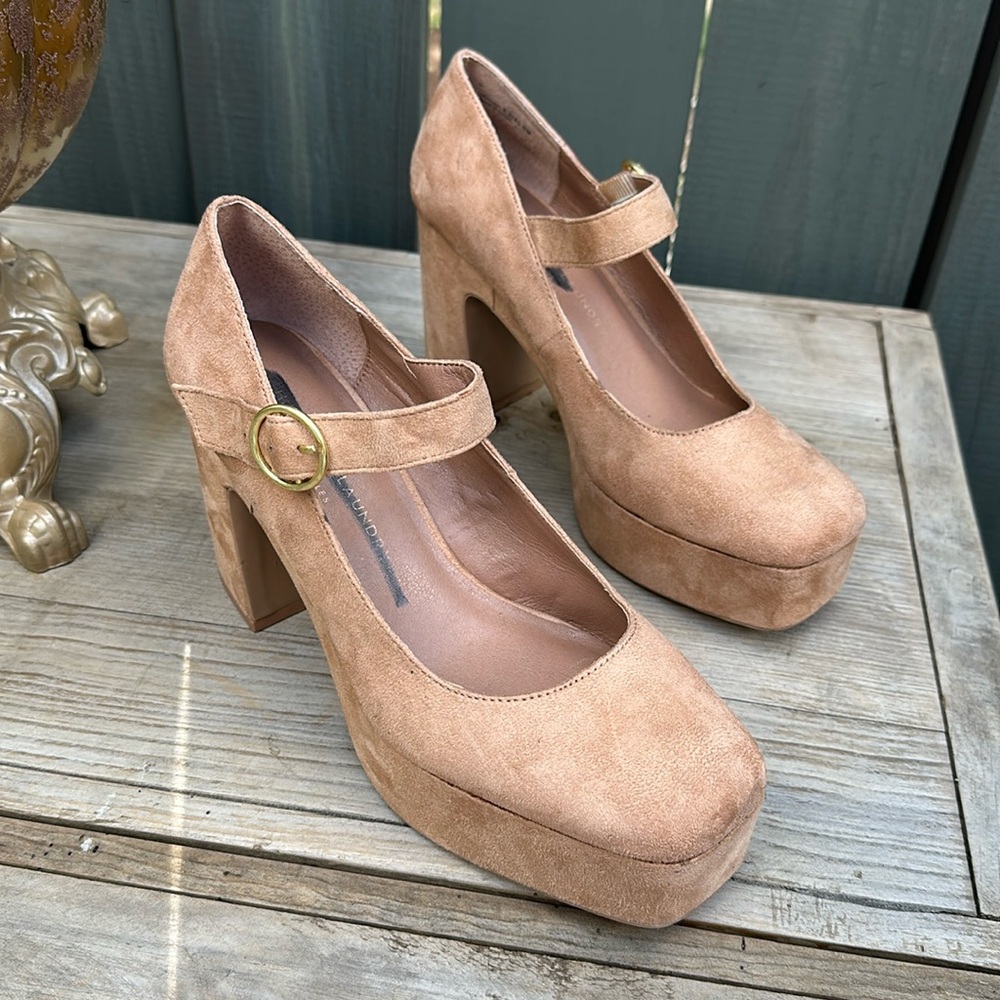 👡Like New Women's Chinese Laundry Pollyanne Pumps 9.5M Nude Sued Strap